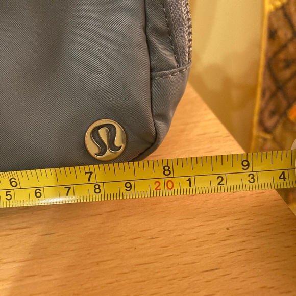 Lululemon Everywhere Gray Belt Bag Crossbody Purse Waist Fanny Pack Travel GUC - Picture 8 of 15
